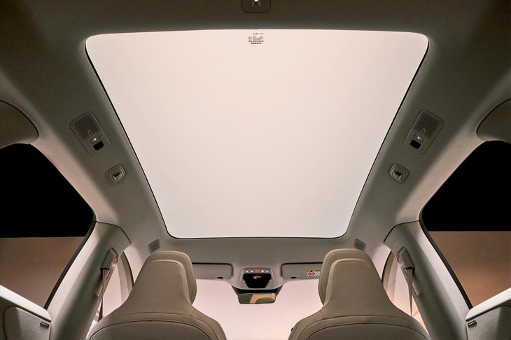 面積の広いガラスルーフが採用される。