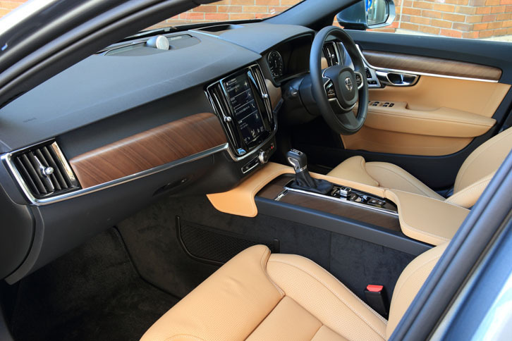 テスト車のインテリア。パネルの材質は、ウォルナット（写真）のほか、アルミニウムやバーチ（かばの木）が選べる。