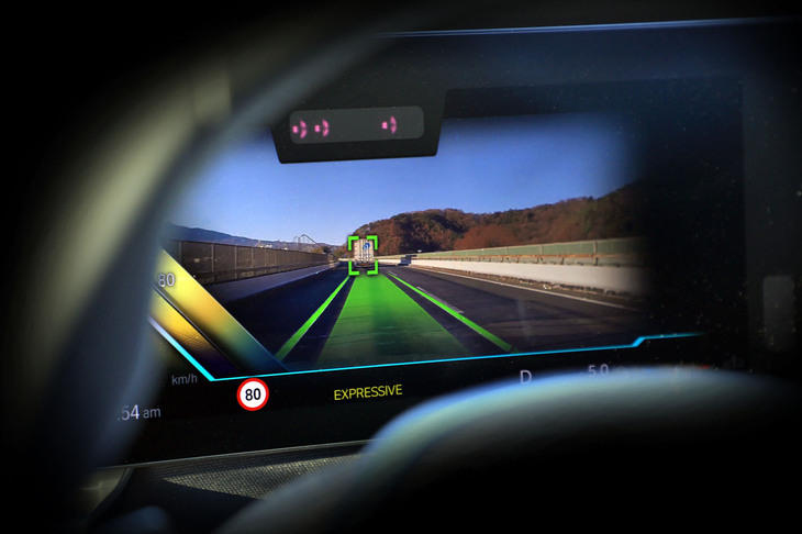 ドライバーインフォメーションディスプレイには、AR（拡張現実）技術を用いた映像表示機能も搭載。ナビゲーションの道案内や運転支援システムの周辺認識状態が、より直感的に理解できる。