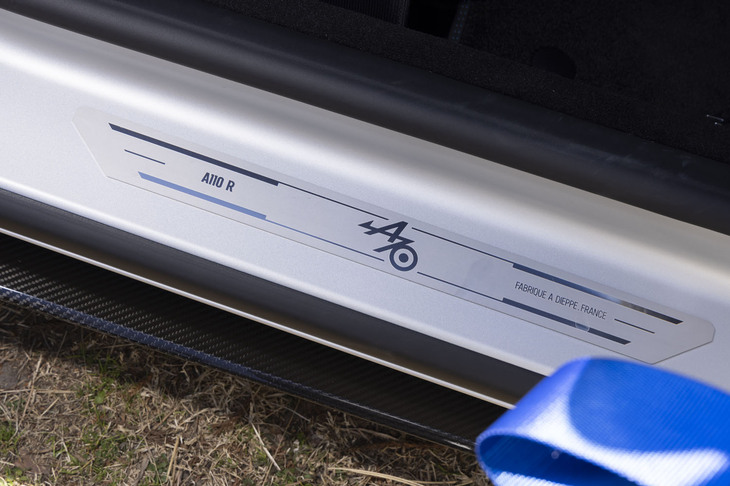 【アルピーヌA110 R70】
	ボディーサイズ：全長×全幅×全高＝4255×1800×1240mm／ホイールベース：2420mm／車重：1090kg／駆動方式：MR／エンジン：1.8リッター直4 DOHC 16バルブ ターボ／トランスミッション：7段AT／最高出力：300PS（221kW）/6300rpm／最大トルク：340N・m（34.6kgf・m）/2400rpm／タイヤ：（前）215/40ZR18 89Y XL／（後）245/40ZR18 97Y XL（ミシュラン・パイロットスポーツ カップ2）／燃費：--km/リッター／価格：1790万円
	
	【取材時の燃費データ】
	テスト距離：186.6km（市街地2：高速道路6：山岳路2）／使用燃料：17.5リッター（ハイオクガソリン）／参考燃費：10.7km/リッター（満タン法）／9.1リッター/100km（約11.0km/リッター、車載燃費計計測値）