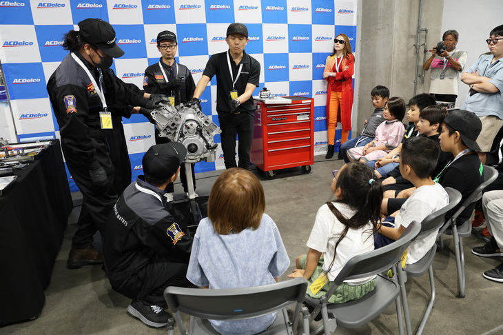 分解は片バンクのヘッドを下ろすところまで。メカニックの解説に熱心に耳を傾ける子供たち。
