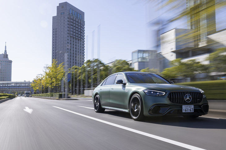 写真をお見せできないのが残念だが、「MANUFAKTURエクスクルーシブ」の外装色には鮮やかなオレンジや赤、黄色など、これまでの「Sクラス」の世界観とはちょっと異なる色が多数用意されている。