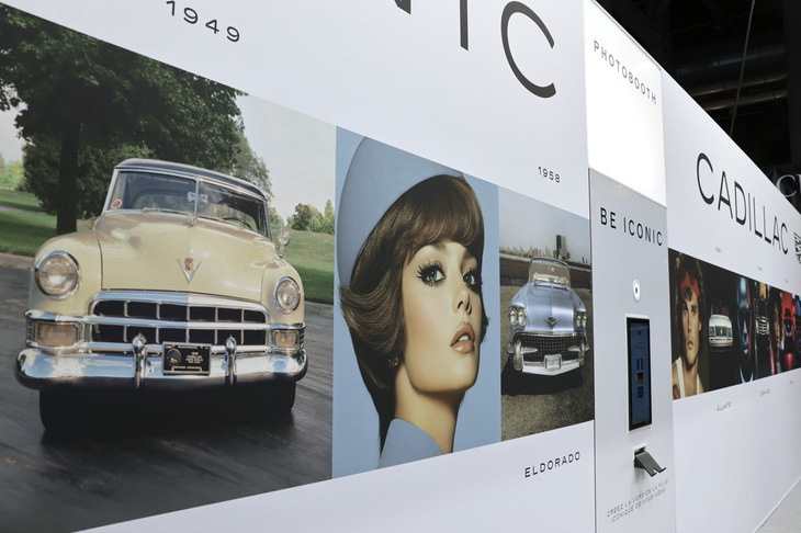 「レトロモビル2025」のキャデラックブースで。そのレガシーをさりげなく強調していた。