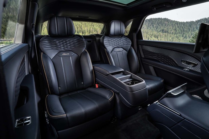 後席用のオプションの「エアラインシートスペシフィケーション」を選ぶと、22通りのシート調整が可能に。40度までのリクライニングや助手席の前方スライド、助手席後部からのフットレスト展開により快適な乗車スペースが提供される。シートの表面温度や圧力分布なども自動で調節される。