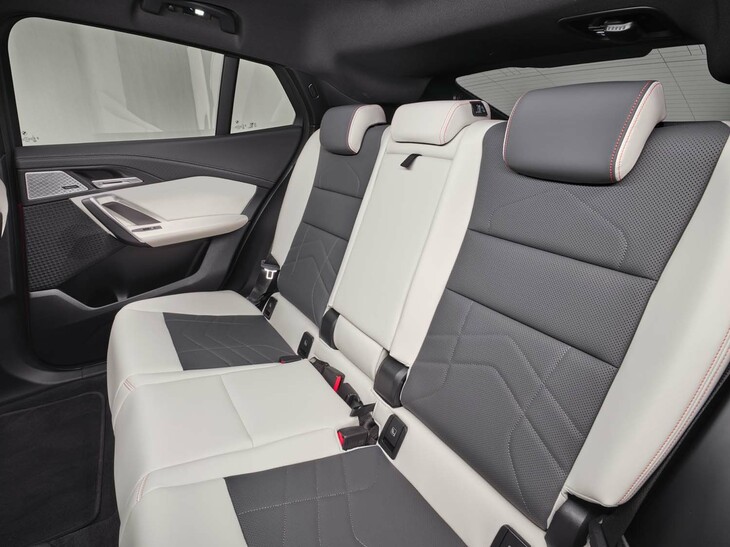 BMW iX2 xDrive30（リアシート）