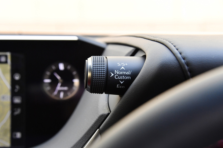 ドライブモードのセレクターは、メーターバイザーの左側に。ダイヤルをクリックすることで好みのモードに切り替えられる。