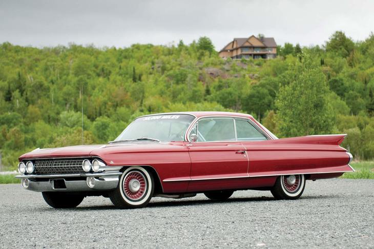 「キャデラック・ドゥビル」
	フランス語で“街の”という意味を持つde villeが車名の由来。1959年に登場した初代は巨大なテールフィンを持っていたが、映画で使われているのは1961年からの2代目モデルで、おとなしめの意匠になっている。8代目までモデルチェンジが行われ、2005年にグレード名だった「DTS」が車名となった。
	（写真＝RM SOTHEBY'S）