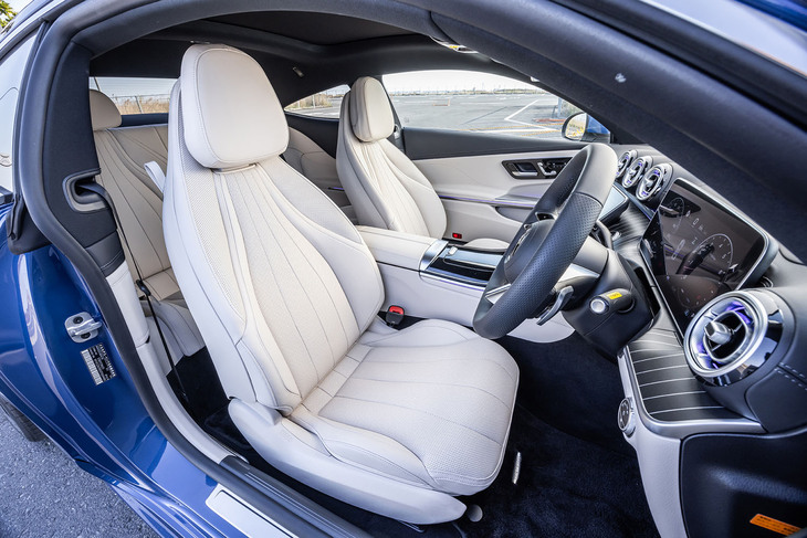 「CLEクーペ」専用にデザインされたスポーツシートを標準で装備。今回試乗した車両では、90万円の有償オプションとなる「レザーエクスクルーシブパッケージ」が選択されていた。