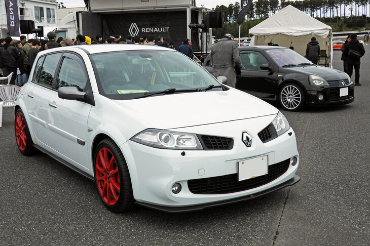 会場にて、ウルゴンさんがR.S.に入るきっかけとなった「メガーヌ2 R.S.」。イベント参加者のオーナーカーで、ニュルでFF市販車最速（当時）を記録した「R26.R」風にカスタマイズされていた。