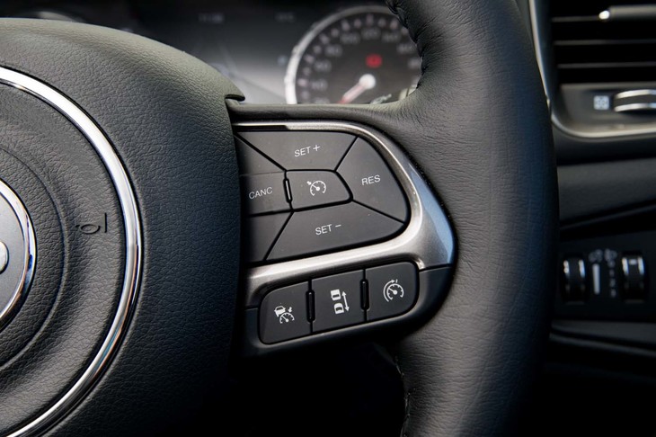 ステアリングスポークにはアダプティブクルーズコントロールの操作スイッチがレイアウトされる。普通のクルーズコントロールのスイッチも備わっており、シーンに応じて使い分けが可能。