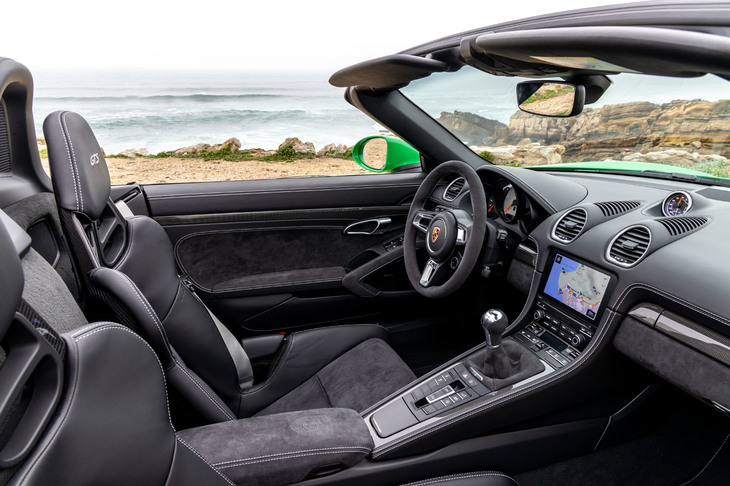 「718ボクスターGTS 4.0」のインテリア。装着されているシートは、オプションの「フルバケットシート」。