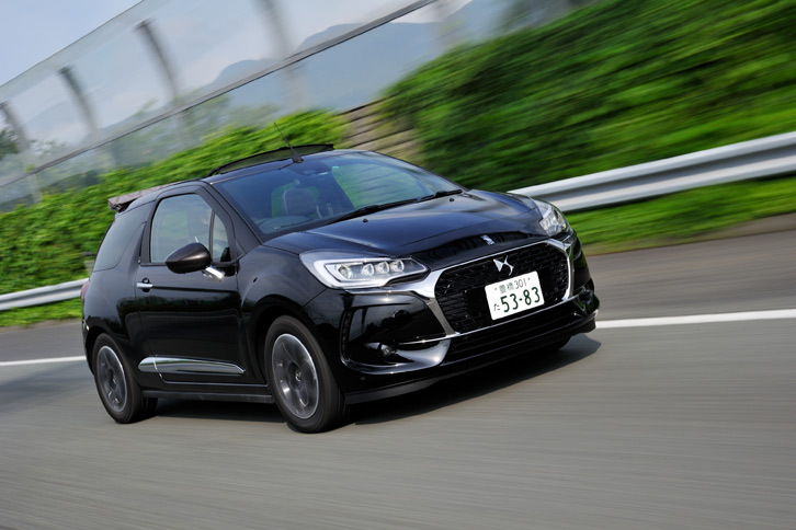 1.2リッターエンジンと6段ATが搭載された「DS 3カブリオ」。燃費はJC08モード計測で19.8km/リッターとなっている。