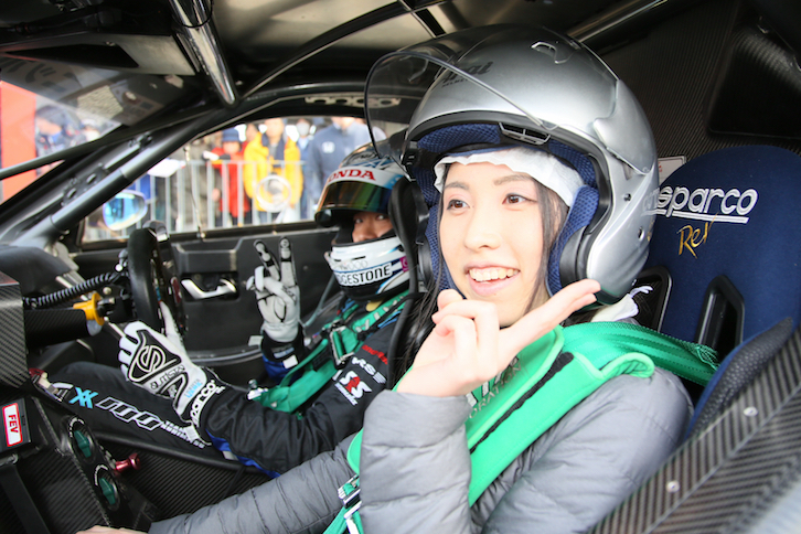 サーキット同乗走行は抽選に当選した人だけの特権。伊沢拓也選手がドライブする「RAYBRIG HSV-010」の助手席を射止めてご満悦のファン。