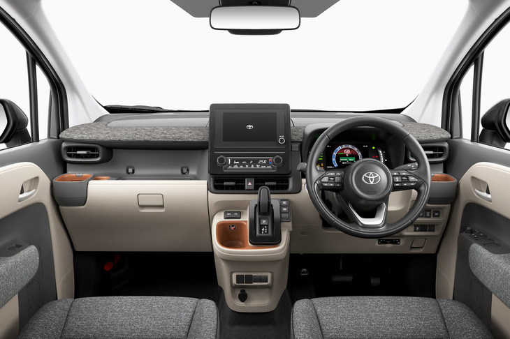 3代目「トヨタ・シエンタ」のインストゥルメントパネルまわり。ドリンクホルダーなどにオレンジの差し色を施すなど、あえて収納スペースを強調している。「ホンダ・フリード」とは対照的なデザイン／設計思想なのだ。