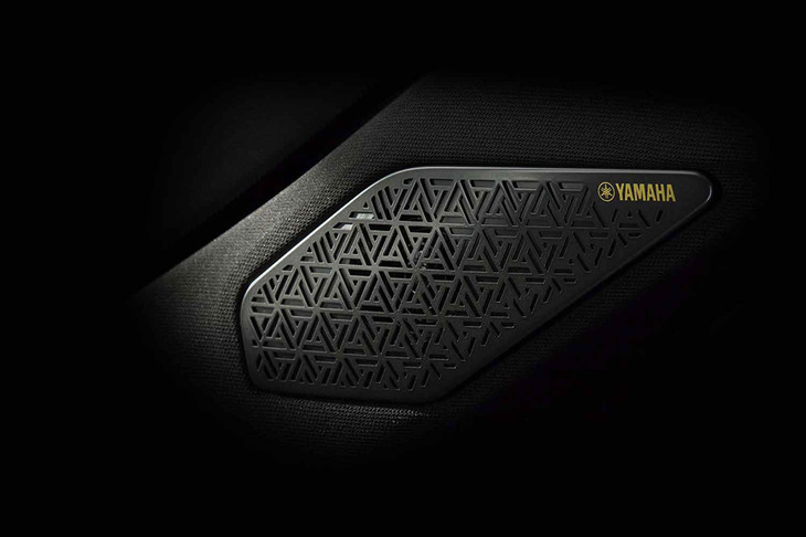 改良型「アウトランダー」は、ヤマハと三菱が共同開発したプレミアムオーディオシステムも搭載する。