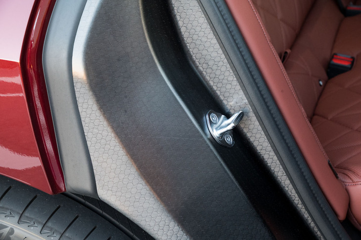 ボディーの各所に軽量・高剛性なカーボン素材を採用した「iX」。ドアやテールゲートを開けると、ボディーの縁にカーボンパネルの精緻な模様が現れる。