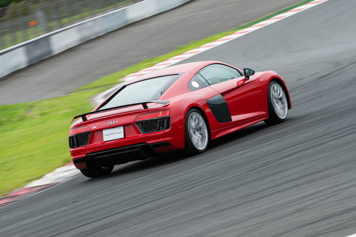 筆者自身のドライブでも、やはりミドシップレイアウトの素晴らしさを感じた「R8クーペ」。用意されていたのは固定式ウイングが装着されるハイパフォーマンスグレード「V10プラス5.2 FSIクワトロ」だった。