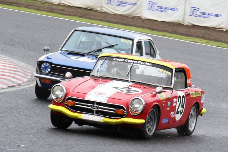 Pレースにおける1966年「ホンダS800」と1970年「トヨタ・カローラ1200」のバトル。前者は総合7位に、後者は9位に入った。