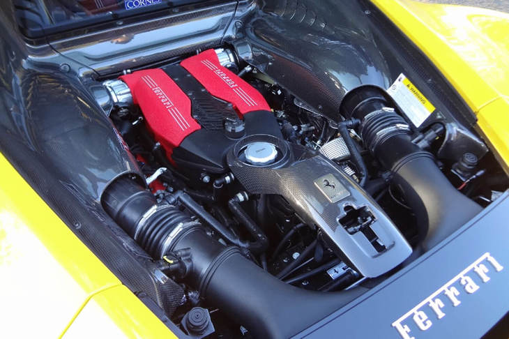 「フェラーリ488GTB」に搭載された3.9リッターV8ツインターボエンジン。