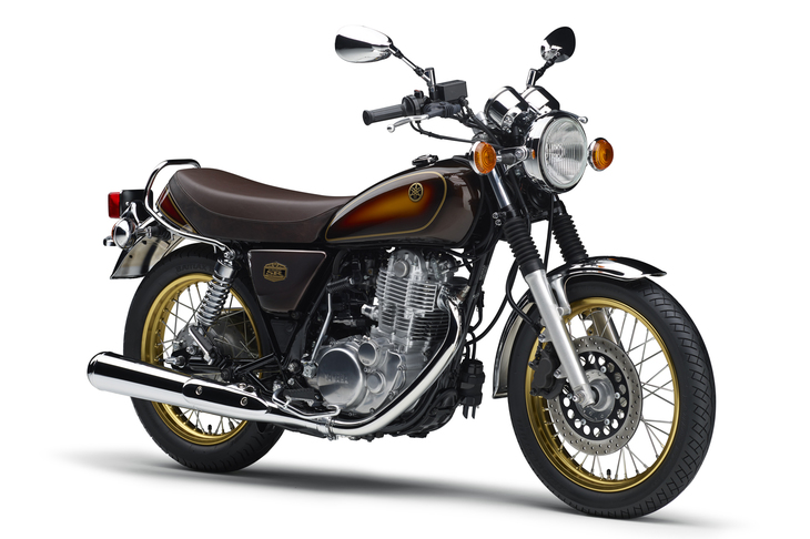 1978年にデビューした「ヤマハSR400」は、排ガス規制のために2017年に一度は生産終了したものの、規制をクリアし復活。2018年11月22日に再び販売がスタートする。