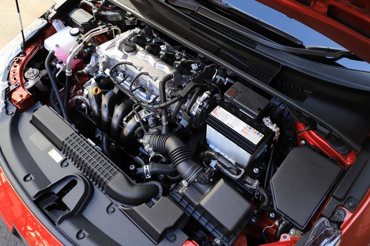 ボンネット下には1.8リッター直4自然吸気エンジンが横置きされる。ユニット全体を覆うカバーなどは備わらない。