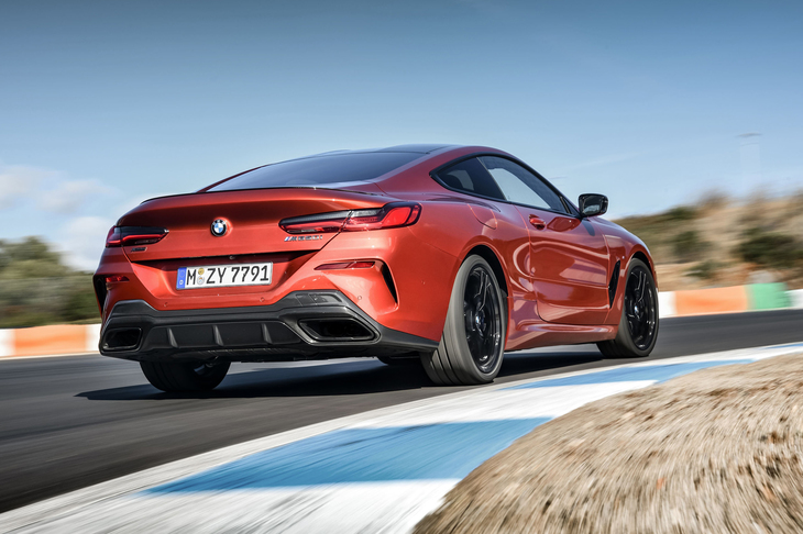 豊富なボディーカラーもラグジュアリークーペならではの特徴のひとつ。写真の「サンセット・オレンジ」を含め、全21色がラインナップされている。