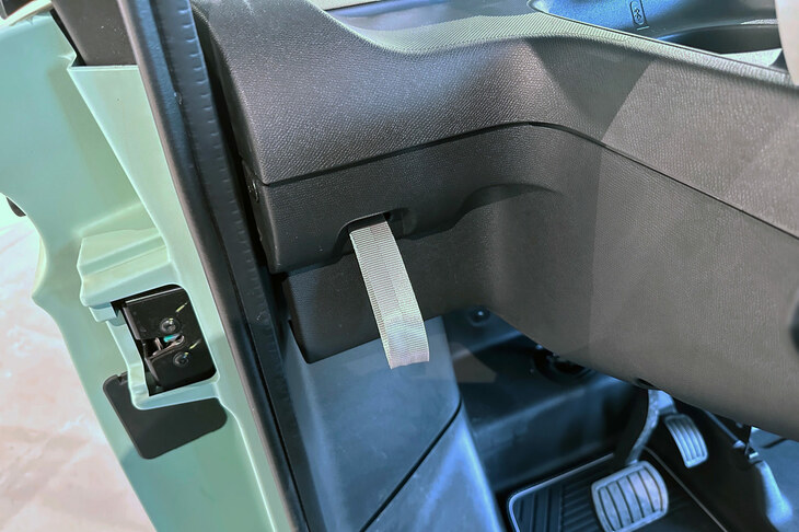 車内からの運転席側ドアロック解除は、ダッシュボード左脇にあるストラップを引いて行う。