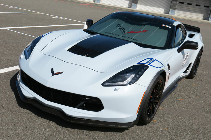 「ひょっとして『webCG』さんですか？」と話しかけられ、付いていった先にはC7の希少車が！ こちらは2018年製「シボレー・コルベット グランスポーツCarbon 65 Edition（カーボン65エディション）」だ。