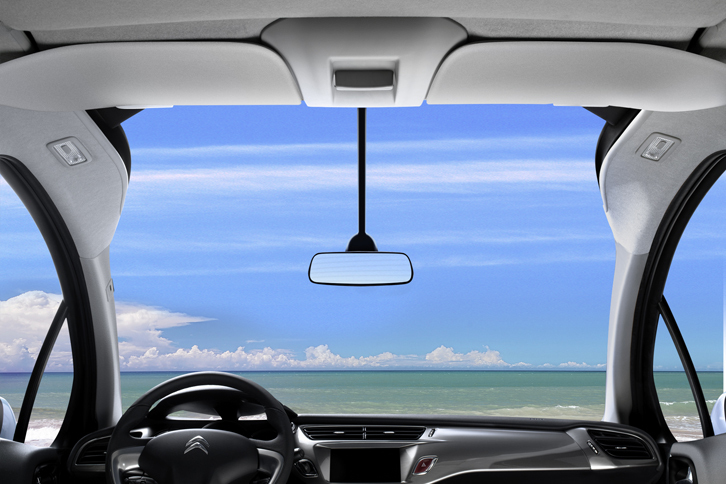 頭上まで広がる、「C3 FEEL」の「ゼニスウィンドウ」。今回初採用された「FEEL」というグレード名は今後、シトロエン車のメイングレードに用いられるとのこと。