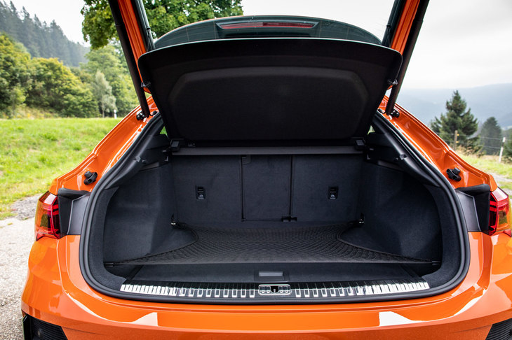 荷室の容量は5人乗車時で530リッター。リアシートをたたんだ状態で1400リッターとなっている。