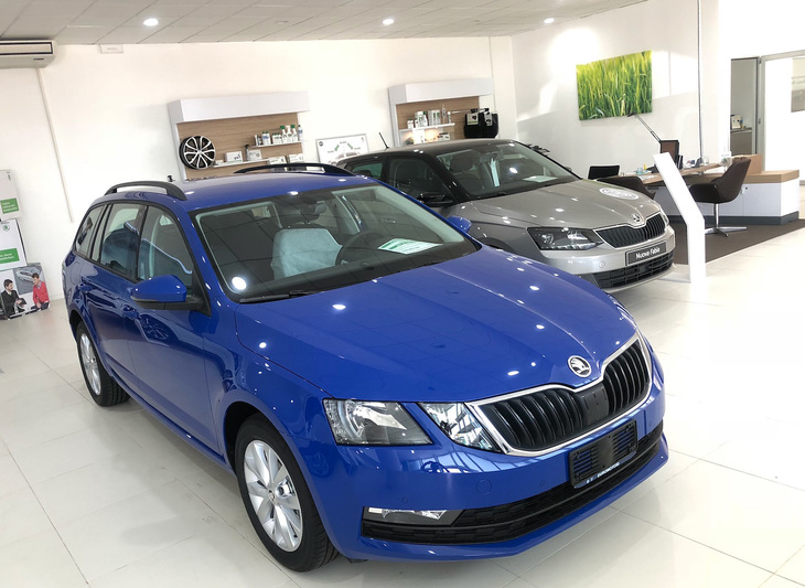 ショールームにて。「シュコダ・オクタヴィア ワゴン」。ただし展示車そのものはボディーカラーが人気の黒、白、シルバーでないため、マッシミリアーノ氏としては、お客さんがつくか少々心配している。