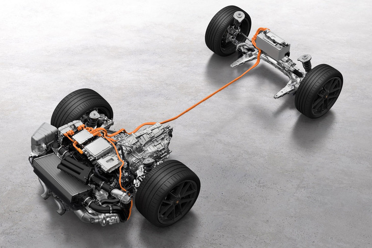 「T-ハイブリッド」は8段PDKの後端に最高出力54PSのモーターを搭載。排気量を3.6リッターにアップした水平対向6気筒エンジンに電動ターボチャージャーを組み合わせることにより、システム最高出力541PS、同最大トルク610N・mを発生する。