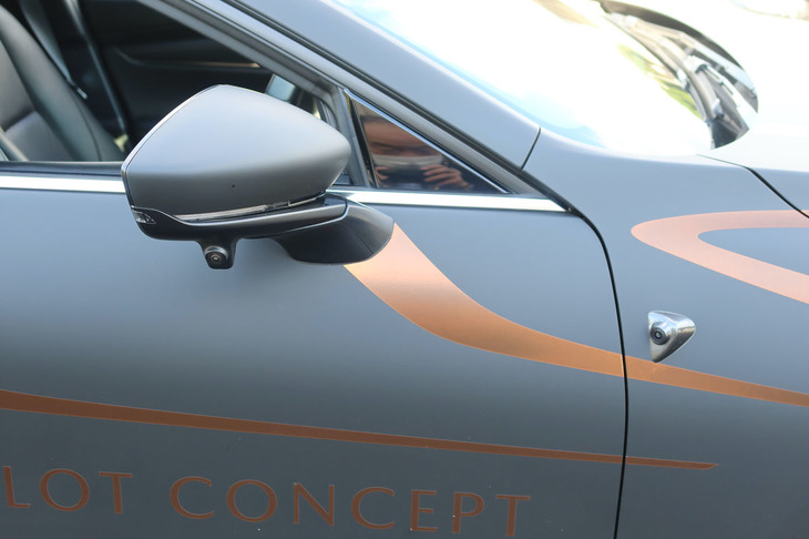 試作車には12個のカメラと高精度地図、ロケーターECUが追加されている。