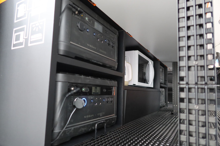 日産ディザスターサポートスペック（ベッド下のポータブルバッテリー from LEAFおよび家電製品）