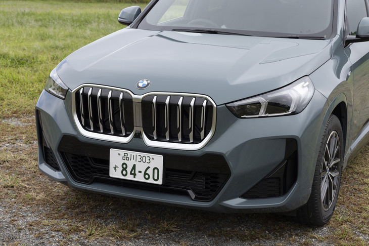 例によって（？）キドニーグリルのサイズが拡大。バンパーやボディーサイドのエッジが立てられ、より精悍（せいかん）なデザインになった。