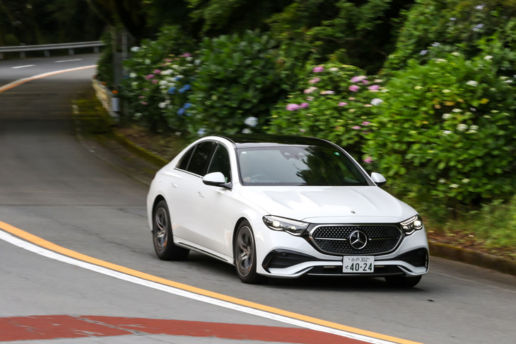 【メルセデス・ベンツE220dアバンギャルドのスペック】
	ボディーサイズ：全長×全幅×全高＝4960×1880×1470mm／ホイールベース：2960mm／車重：1920kg／駆動方式：FR／エンジン：2リッター直4 DOHC 16バルブ ディーゼル ターボ／モーター：交流同期電動機／トランスミッション：9段AT／エンジン最高出力：197PS（145kW）/3600rpm／エンジン最大トルク：440N・m（44.9kgf・m）/1800-2800rpm／モーター最高出力：23PS（17kW）／モーター最大トルク：205N・m（20.9kgf・m）／タイヤ：（前）245/45R19 102Y XL／（後）275/40R19 105Y XL（ピレリPゼロ）／燃費：18.5km/リッター（WLTCモード）／価格：921万円
	
	【取材時の燃費データ】
	テスト距離：292.8km（市街地2：高速道路6：山岳路2）／使用燃料：22.5リッター（軽油）／参考燃費：13.0km/リッター（満タン法）／12.8km/リッター（車載燃費計計測値）