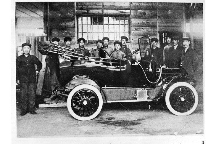 快進社の工場をラインオフする「DAT号」の第1号車（1914年）。
