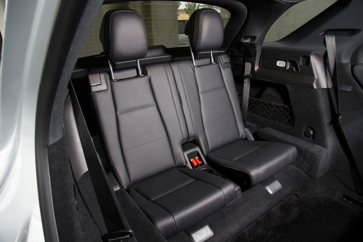 新型「GLE」は全車、定員2人のサードシートが備わる。3列目まで乗車した際の荷室容量は160リッター。
