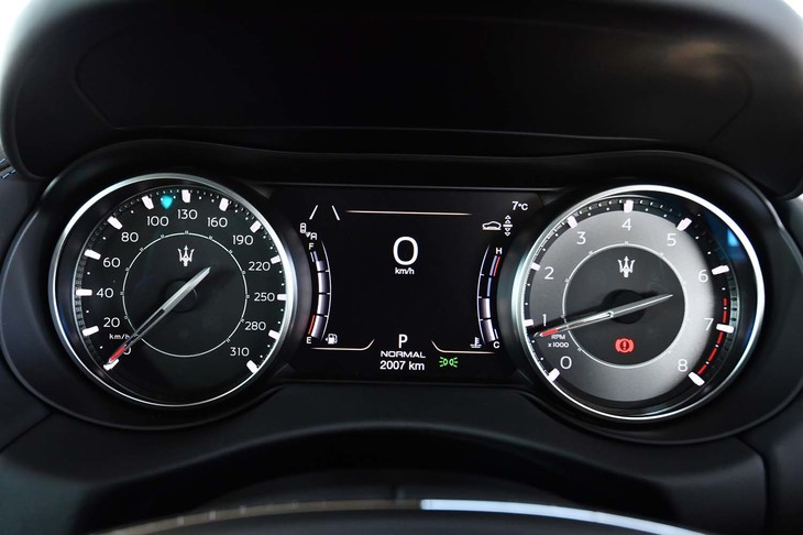 メーターパネルのデザインは、古典的な2眼タイプ。速度計の目盛りは310km/hまで記されている。