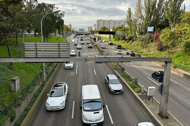 陸橋からパリの環状道路ペリフェリークを見下ろす。この街では、何気ない風景の中にテスラが紛れ込むようになった。背景には、本文中に記した急激な普及がある。