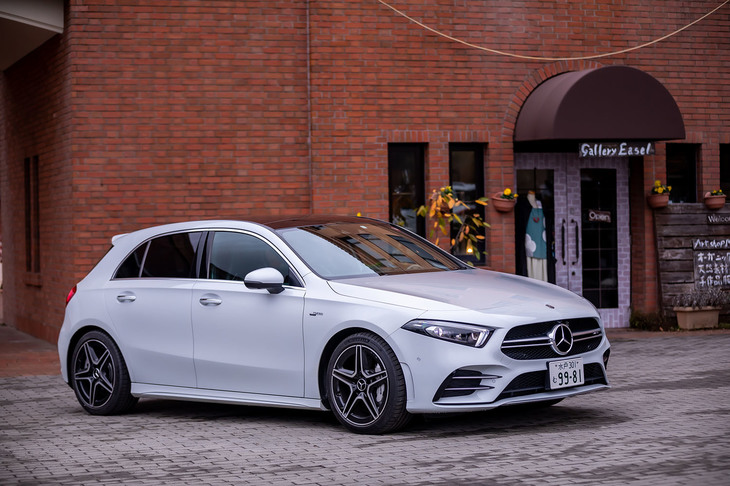「メルセデスAMG A35 4MATIC」は「Aクラス」のトップモデル「A45 S 4MATIC＋」に先がけ、2019年の8月27日に日本導入が発表された。「35シリーズ」は、4代目となる現行Aクラスから登場した、AMGのエントリーモデルという位置付けだ。