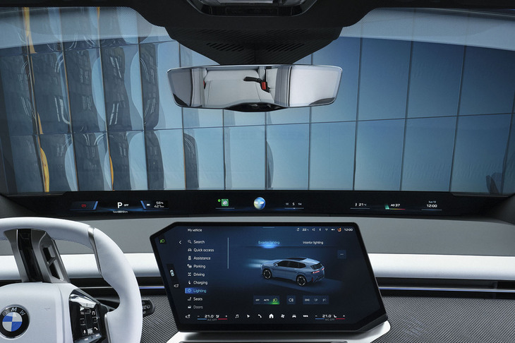 「パノラミックiDrive」はウインドシールドの基部にレイアウトされる。メーターパネルにあたる部分以外の表示項目はセンターディスプレイをドラッグ＆ドロップすることで簡単にカスタマイズできる。