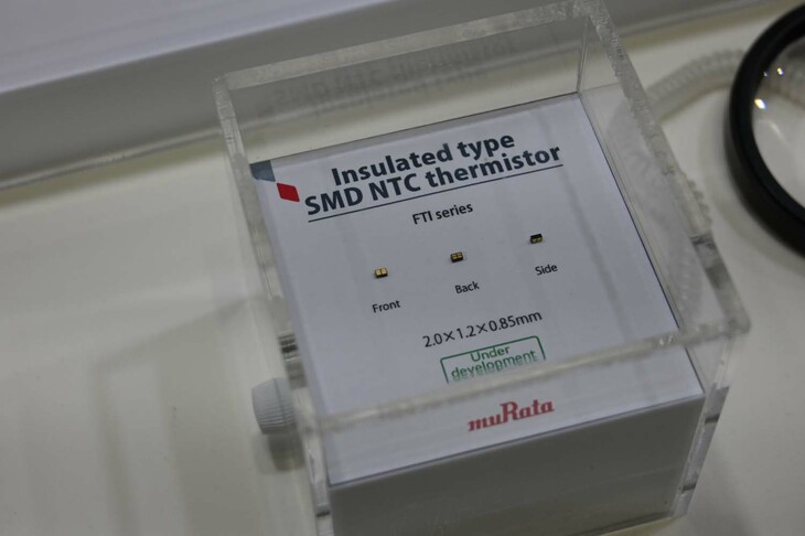 村田製作所が発表したばかりの、絶縁型NTCサーミスタ「FTI」シリーズ。パワー半導体の温度を計測するセンサーで、サイズはわずか2×1.2×0.85mm。熱に強く、半導体そのものに設置できる。