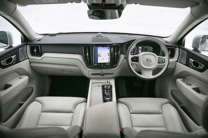 ドリフトウッドのパネルをはじめ、北欧調のデザインですっきりとまとめられたインテリア。素材への強いこだわりを感じさせる。