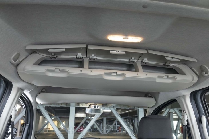 リアシートの頭上にはリッドが3分割された天井収納が付いている。前席の上にも収納スペースがある。