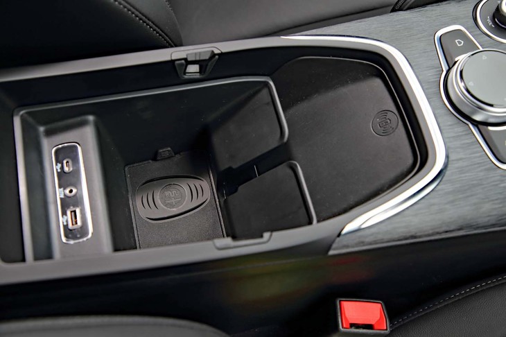 コンソールボックスの前方にはスマートフォンのワイヤレス充電パッドが備わる。リッドの隙間から滑り込ませるように使えるのがスマートだ。