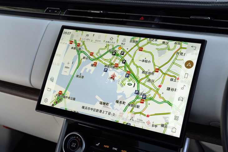 インフォテインメントシステムには13.1インチのフローティング式タッチスクリーンを用いた「Pivi Pro」を採用。画面にはハプティック（触覚）フィードバック機能が備わっており、操作を受け付けると指に“手ごたえ”を伝えてくる。