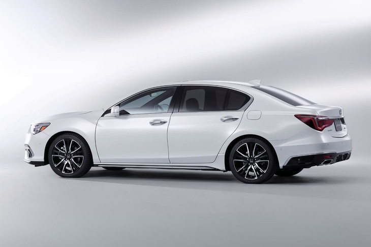 エポックメイキングな技術が採用されたモデルとはいうものの、「レジェンド ハイブリッドEX・Honda SENSING Elite」の見た目は控えめ。既存の「レジェンド ハイブリッドEX」との違いは、ホイールのデザインやブルーのアクセサリーランプくらいのものである。