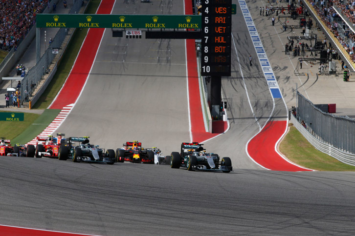 サーキット・オブ・ジ・アメリカズの特徴的なターン1に進入する22台のF1マシン。先頭はハミルトン、2番手にはレッドブルのリカルドが上がり、ロズベルグは3番手に落ちた。（Photo=Mercedes）