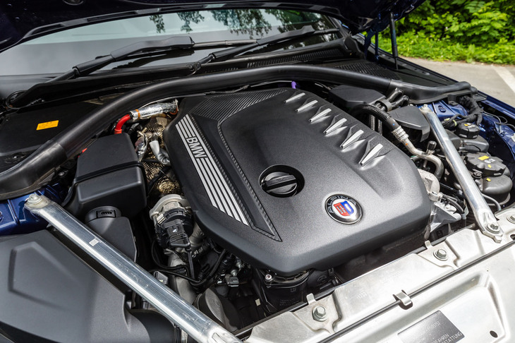 3リッター直6ディーゼルツインターボエンジンは最高出力355PS／最大トルク730N・mを発生。「B4」とはエンジンルーム内の補強が異なるところがアルピナのこだわり。